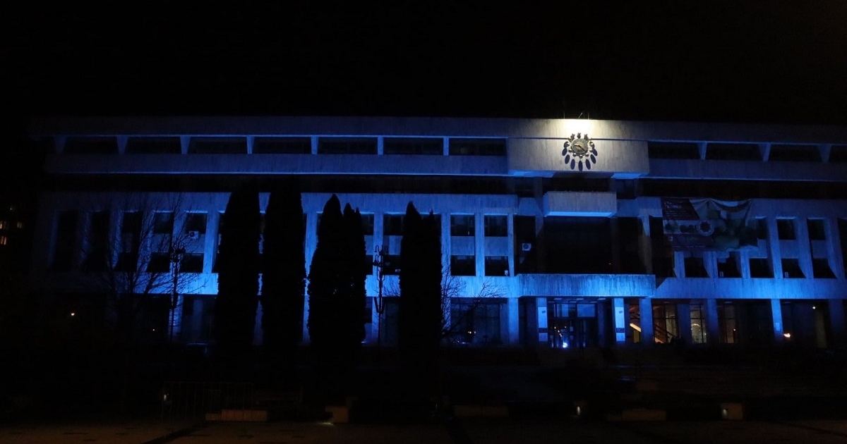 Kék fénybe borul a megyeháza az autizmus világnapján